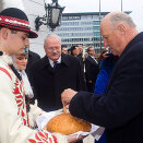 Kong Harald blir budt brød og salt - en tradisjonell velkomst i Slovakia (Foto: Terje Bendiksby / Scanpix)
